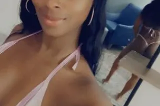 Irresistible Kisses in 💋 SeaTac - Image 1